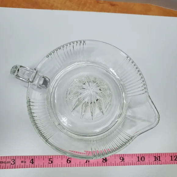 Homemade lemonade lemon squeeze dish - Picture 3 of 6